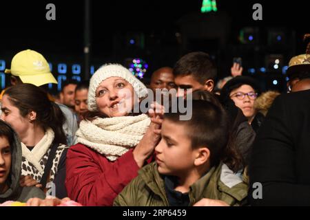 (190101) -- LISSABON, 1. Januar 2019 (Xinhua) -- die Leute schauen sich ein Konzert an, um das neue Jahr auf dem Commercial plaza in Lissabon, Portugal, 1. Januar 2019 zu feiern. (Xinhua/Zhang Liyun) PORTUGAL-LISSABON-NEUJAHRSFEIER PUBLICATIONxNOTxINxCHN Stockfoto