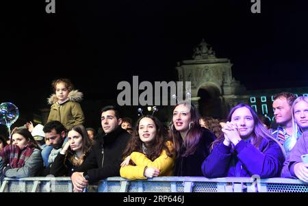 (190101) -- LISSABON, 1. Januar 2019 (Xinhua) -- die Leute schauen sich ein Konzert an, um das neue Jahr auf dem Commercial plaza in Lissabon, Portugal, 1. Januar 2019 zu feiern. (Xinhua/Zhang Liyun) PORTUGAL-LISSABON-NEUJAHRSFEIER PUBLICATIONxNOTxINxCHN Stockfoto