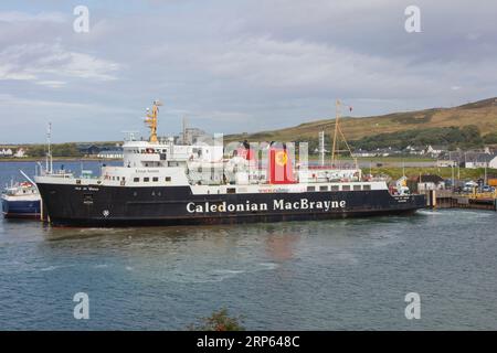 Die Fähre der Insel Arran legt in Port Ellen auf der Insel Islay in den Hebriden an. Stockfoto