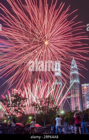 (190101) -- PEKING, 1. Januar 2019 -- Neujahrsfeuerwerk in der Nähe der Petronas Twin Towers in Kuala Lumpur, Malaysia, 1. Januar 2019. ) XINHUA FOTOS DES TAGES XINHUA FOTOS DES TAGES ZHUXWEI PUBLICATIONXNOTXINXCHN Stockfoto