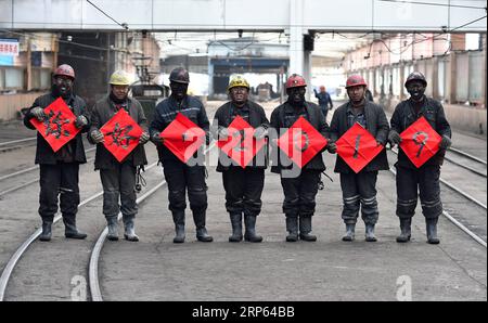 (190101) -- TAIYUAN, 1. Januar 2019 (Xinhua) -- CHINA-PEOPLE-NEW YEAR-HOPEFUL 2019 (CN) Kohlebergbauarbeiter (L-R) Kang Yingming, Li Xiaoming, Guo Yongjun, Niu Xiaojun, Jiang Xiaobing, Li Junquan und Jiang Wenbing posieren für ein Gruppenfoto mit ihren Grüßen, die Hallo, 2019 in der nordwestchinesischen Provinz Shanxi am 26. Dezember 2018 bedeuten. Sie hoffen, dass alle sicher und gesund sind, mit einer Lohnerhöhung im Jahr 2019. (Xinhua/Zhan Yan) CHINA-PEOPLE-NEW YEAR-HOPE 2019 (CN) PUBLICATIONxNOTxINxCHN Stockfoto