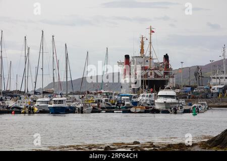 Die Fähre der Insel Arran legt in Port Ellen auf der Insel Islay in den Hebriden an. Stockfoto