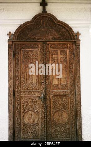 Moldau, Rumänien, ca. 2000. Wunderschön geschnitzte Holztür am Eingang in einer lokalen Kirche. Stockfoto