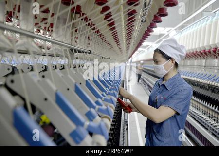 (190102) -- PEKING, 2. Januar 2019 (Xinhua) -- Menschen arbeiten in einer Textilfabrik in der Wirtschaftsentwicklungszone Xingtai in der Stadt Xingtai, nordchinesische Provinz Hebei, 20. Dezember 2018. Das 18. Zentralkomitee der Kommunistischen Partei Chinas (KPC) hielt die dritte Plenartagung im November 2013 ab. In den fünf Jahren seither war Chinas Reformdynamik besonders stark, da die KPC während des Treffens beschlossen hatte, die Reform in allen Aspekten voranzutreiben. Seit der dritten Plenartagung hat der chinesische Präsident Xi Jinping mindestens 45 hochrangige Treffen zur Förderung von Reformen geleitet Stockfoto