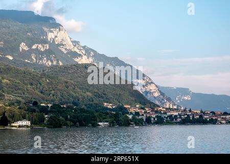 Das Küstendorf zwischen Bergen und See ist ein Paradies in Italien Stockfoto