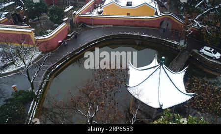 (190102) -- CHANGSHA, 2. Januar 2019 -- Menschen besuchen den Chuixiang Pavillon in der Hunan Universität am Fuße des Yuelu Berges in Changsha, Hauptstadt der zentralchinesischen Provinz Hunan, 2. Januar 2019. ) CHINA-CHANGSHA-YUELU MOUNTAIN-SNOW (CN) LIXGA PUBLICATIONXNOTXINXCHN Stockfoto