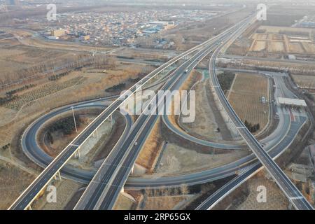 (190103) -- PEKING, 3. Januar 2019 -- Luftaufnahme vom 1. Januar 2019 zeigt einen Teil des Beijing-Chongli Expressway in Peking, der Hauptstadt Chinas. ) XINHUA FOTOS DES TAGES XINHUA FOTOS DES TAGES XINGXGUANGLI PUBLICATIONXNOTXINXCHN Stockfoto