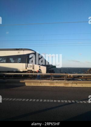 (190103) -- STOCKHOLM, 3. Januar 2019 -- Foto aufgenommen am 2. Januar 2019 zeigt die Szene eines Zugkollisionsunfalls über einer Brücke in der Nähe von Nyborg, Dänemark. Laut Berichten des schwedischen Fernsehens sind am Mittwochmorgen sechs Menschen bei einem Zugunfall über einer Brücke zwischen zwei der wichtigsten dänischen Inseln getötet und 16 weitere verletzt worden. Eine Plane auf einem Güterzug wurde von starkem Wind weggeblasen und traf auf einen Hochgeschwindigkeitszug, der in die entgegengesetzte Richtung auf der Großen Belt-Brücke fuhr, was ihn dazu veranlasste, plötzlich zu bremsen. Alle Opfer waren Passagiere im Nahverkehrszug, der von der Stadt aus fuhr Stockfoto