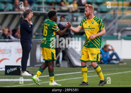 Den Haag, Niederlande. September 2023. DEN HAAG, NIEDERLANDE - 3. SEPTEMBER: Jort van der Sande von ADO den Haagis hat Calvin Gustina von ADO den Haag während des niederländischen Keuken Kampioen Divisie-Spiels zwischen ADO den Haag und Jong AZ im Bingoal Stadion am 3. September 2023 in den Haag, Niederlande, subventioniert. (Foto: Hans van der Valk/Orange Pictures) Credit: Orange Pics BV/Alamy Live News Stockfoto