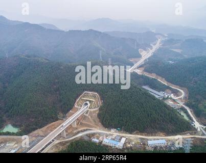 (190103) -- PEKING, 3. Januar 2019 -- Luftaufnahme vom 25. Dezember 2018 zeigt den Hochgeschwindigkeitszug D9551, der auf der Hangzhou-Huangshan-Hochgeschwindigkeitsbahn in der Stadt Jiande in der ostchinesischen Provinz Zhejiang fährt. China plant den Bau von 3.200 km neuen Hochgeschwindigkeitsbahnen im Jahr 2019, mit einer erwarteten Gesamtlänge von mehr als 30.000 km, sagte Lu Dongfu, General Manager der China Railway (CR), einer Arbeitskonferenz am Mittwoch. ) CHINA-HOCHGESCHWINDIGKEITS-EISENBAHNENTWICKLUNG (CN) XUXYU PUBLICATIONXNOTXINXCHN Stockfoto