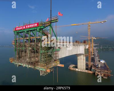 (190103) -- PEKING, 3. Januar 2019 -- Luftaufnahme, aufgenommen am 14. Juli 2018, zeigt die Baustelle der Hanjiang-Flussbrücke der Wuhan-Shiyan-Hochgeschwindigkeitsbahn in Xiangyang, der zentralchinesischen Provinz Hubei. China plant den Bau von 3.200 km neuen Hochgeschwindigkeitsbahnen im Jahr 2019, mit einer erwarteten Gesamtlänge von mehr als 30.000 km, sagte Lu Dongfu, General Manager der China Railway (CR), einer Arbeitskonferenz am Mittwoch. ) CHINA-HOCHGESCHWINDIGKEITS-EISENBAHNENTWICKLUNG (CN) XIEXYONG PUBLICATIONXNOTXINXCHN Stockfoto