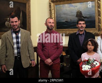 (190103) -- ATHEN, 3. Januar 2019 -- Mahmoud Moussa (L), der Albaner Jeka Gani (2. L) und Emand El Khamisi, die drei Fischer posieren für ein Gruppenfoto auf dem Präsidentensitz in Athen, Griechenland, 2. Januar 2019. Die Ägypter Emand El Khamisi (50), Mahmoud Moussa (46) und der Albaner Jeka Gani (35) riskierten am 23. Juli 2018 neben vielen anderen einheimischen Fischern ihr Leben und retteten Dutzende von Menschen, die vor der Flamme flohen, die durch den Badeort Mati, etwa 30 Kilometer nordöstlich von Athen, fegte. Hundert Menschen starben an diesem Abend in den Flammen oder im Meer. Der griechische Präsident Prokopis Pavlopoulos unterzeichnete Stockfoto