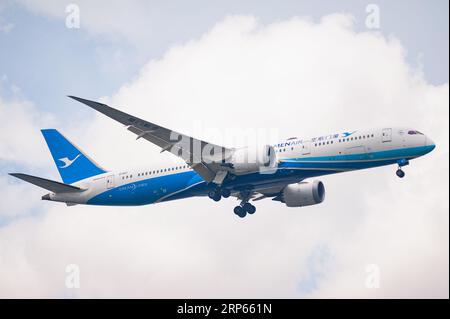 26.07.2023, Singapur, Republik Singapur, Asien - Boeing 787-9 Dreamliner Passagierjet der chinesischen Fluggesellschaft Xiamen Air landet am Flughafen Changi. Stockfoto