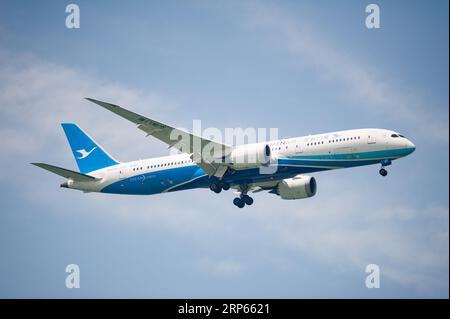 30.07.2023, Singapur, Republik Singapur, Asien - Boeing 787-9 Dreamliner Passagierjet der chinesischen Fluggesellschaft Xiamen Air landet am Flughafen Changi. Stockfoto