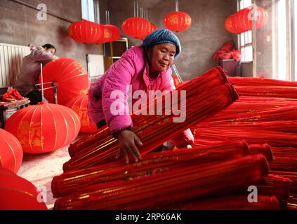 (190103) -- JISHAN, 3. Januar 2019 (Xinhua) -- Dorfbewohner arbeiten in einem Laternen-Workshop für die bevorstehende Hochsaison des Frühlingsfestes in Jifeng, Stadt Jishan County in Yuncheng, nordchinesische Provinz Shanxi, 3. Januar 2019. (Xinhua/Yang Chenguang) CHINA-SHANXI-FESTIVAL-LATERNEN-HERSTELLUNG (CN) PUBLICATIONxNOTxINxCHN Stockfoto