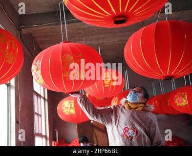 (190103) -- JISHAN, 3. Januar 2019 (Xinhua) -- Ein Dorfbewohner arbeitet in einer Laternen-Werkstatt für die bevorstehende Hochsaison des Frühlingsfestes in Jifeng, Stadt Jishan County in Yuncheng, nordchinesische Provinz Shanxi, 3. Januar 2019. (Xinhua/Yang Chenguang) CHINA-SHANXI-FESTIVAL-LATERNEN-HERSTELLUNG (CN) PUBLICATIONxNOTxINxCHN Stockfoto