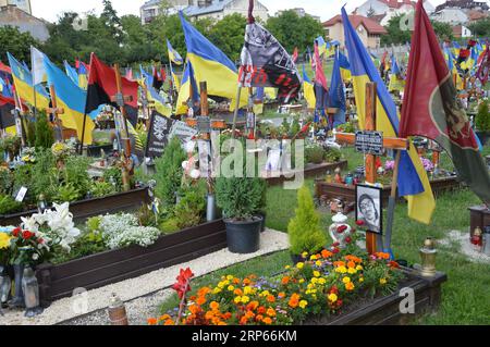 Lemberg, Ukraine - 27. Juli 2023 - Militärfriedhof Lychakiv - Gräber ukrainischer Soldaten, die seit der russischen Invasion in der Ukraine getötet wurden. (Foto: Markku Rainer Peltonen) Stockfoto