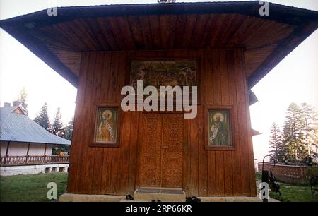 Neamt County, Rumänien, ca. 1998. Außenansicht der Kirche aus dem 18. Jahrhundert im Kloster Sihla. Stockfoto