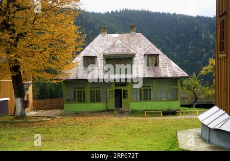 Kloster Rarau, Kreis Suceava, Rumänien, ca. 2000. Kleines traditionelles Haus, das als Klosterzelle dient. Stockfoto