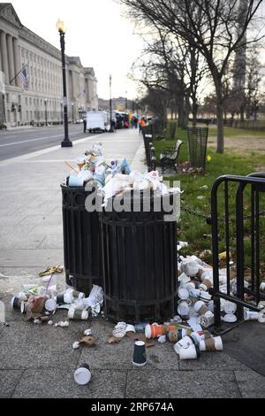 (190104) -- PEKING, 4. Januar 2019 -- Foto vom 24. Dezember 2018 zeigt den angesammelten Müll, der durch eine teilweise Schließung der Bundesregierung in der Nähe des Weißen Hauses in Washington D.C. in den Vereinigten Staaten verursacht wurde. ) Xinhua-Schlagzeilen: Die Amerikaner tragen die Hauptlast des langwierigen Regierungsabbruchs inmitten wachsender politischer Spaltungen LiuxJie PUBLICATIONxNOTxINxCHN Stockfoto