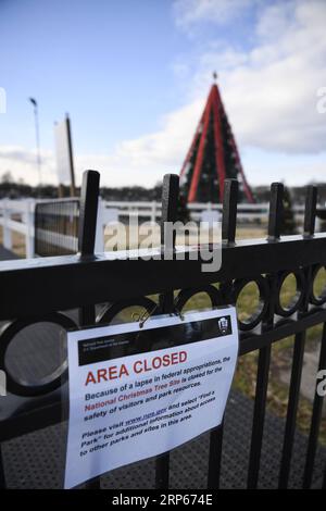 (190104) -- PEKING, 4. Januar 2019 -- Foto aufgenommen am 24. Dezember 2018 zeigt die geschlossene National Christmas Tree Area in Washington D.C., USA. ) Xinhua-Schlagzeilen: Die Amerikaner tragen die Hauptlast des langwierigen Regierungsabbruchs inmitten wachsender politischer Spaltungen LiuxJie PUBLICATIONxNOTxINxCHN Stockfoto