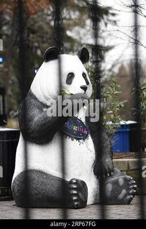 (190104) -- WASHINGTON, 4. Januar 2019 -- Foto aufgenommen am 2. Januar 2019 zeigt eine Pandaskulptur durch das geschlossene Tor des Smithsonian National Zoo in Washington D.C., USA. Als die teilweise Schließung der Regierung die zwei Wochen nach dem Ende der Konferenz erreichte, spüren die Panda-Liebhaber den Schmerz: Die geliebte Live-Panda-Cam des Smithsonian National Zoo wurde ausgeschaltet. Alle Museen der Smithsonian Institution und der National Zoo sind ab Mittwoch geschlossen, nachdem die Mittel des Vorjahres ausgingen. Liu Jie) U.S.-WASHINGTON D.C.-NATIONAL ZOO-PANDA CAM-SHUTDOWN LiuxJiexxxxxxxxxxxxxxxxx... PUBLICATIONxNOTxINxCHN Stockfoto