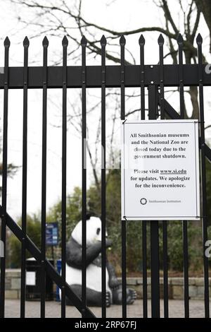 (190104) -- WASHINGTON, 4. Januar 2019 -- Foto aufgenommen am 2. Januar 2019 zeigt das geschlossene Tor des Smithsonian National Zoo in Washington D.C., USA. Als die teilweise Schließung der Regierung die zwei Wochen nach dem Ende der Konferenz erreichte, spüren die Panda-Liebhaber den Schmerz: Die geliebte Live-Panda-Cam des Smithsonian National Zoo wurde ausgeschaltet. Alle Museen der Smithsonian Institution und der National Zoo sind ab Mittwoch geschlossen, nachdem die Mittel des Vorjahres ausgingen. Liu Jie) U.S.-WASHINGTON D.C.-NATIONAL ZOO-PANDA CAM-SHUTDOWN LiuxJiexxxxxxxxxxxxxxxxx... PUBLICATIONxNOTxINxCHN Stockfoto