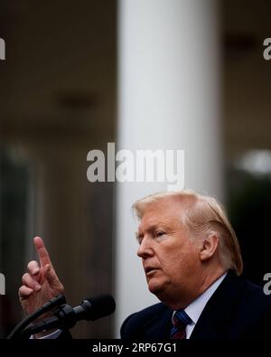 (190104) -- WASHINGTON, 4. Januar 2019 -- US-Präsident Donald Trump spricht während einer Pressekonferenz im White House Rose Garden in Washington D.C., USA, am 4. Januar 2019. Trump sagte am Freitag, dass er sich auf einen teilweisen Regierungsstillstand für Monate oder Jahre vorbereitet habe, nachdem sein Treffen mit Kongressführern keine Einigung über die Finanzierung einer Grenzmauer zwischen den USA und Mexiko erzielt habe. US-WASHINGTON D.C.-TRUMP-PARTIELLE REGIERUNGS-SHUTDOWN-PRESS-KONFERENZ TINGXSHEN PUBLICATIONXNOTXINXCHN Stockfoto