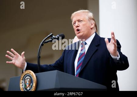 (190104) -- WASHINGTON, 4. Januar 2019 -- US-Präsident Donald Trump spricht während einer Pressekonferenz im White House Rose Garden in Washington D.C., USA, am 4. Januar 2019. Trump sagte am Freitag, dass er sich auf einen teilweisen Regierungsstillstand für Monate oder Jahre vorbereitet habe, nachdem sein Treffen mit Kongressführern keine Einigung über die Finanzierung einer Grenzmauer zwischen den USA und Mexiko erzielt habe. US-WASHINGTON D.C.-TRUMP-PARTIELLE REGIERUNGS-SHUTDOWN-PRESS-KONFERENZ TINGXSHEN PUBLICATIONXNOTXINXCHN Stockfoto