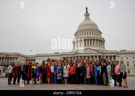 (190104) -- WASHINGTON, 4. Januar 2019 -- Nancy Pelosi (C, Front), die neue Rednerin des US-Repräsentantenhauses, posiert am 4. Januar 2019 für ein Gruppenfoto mit den weiblichen demokratischen Mitgliedern des Repräsentantenhauses auf dem Capitol Hill in Washington D.C. in den Vereinigten Staaten. ) US-WASHINGTON D.C.-PELOSI-WEIBLICHE DEMOKRATISCHE MITGLIEDER-FOTO TINGXSHEN PUBLICATIONXNOTXINXCHN Stockfoto