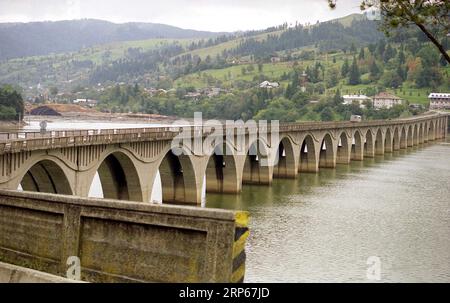 Neamt County, Rumänien, ca. 1999. Blick auf das Viadukt über dem Izvorul Muntelui See. Stockfoto