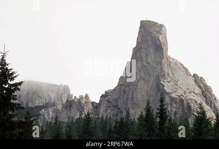 Pietrele Doamnei Reservation, Rarau Mountains, Suceava County, Rumänien, ca. 2000. Blick auf die Pietrele Doamnei-Gipfel an einem bewölkten Tag. Stockfoto