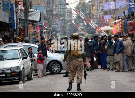 (190105) -- PESHAWAR, 5. Januar 2019 -- Ein pakistanischer Soldat steht am 5. Januar 2019 in der Nähe der Sprengstelle im nordwestlichen pakistanischen Peshawar. Mindestens vier Menschen wurden am Samstagmorgen bei einem Autobombenanschlag in Pakistans nordwestlicher Stadt Peshawar verletzt, sagte die Polizei. PAKISTAN-PESHAWAR-BLAST SaeedxAhmad PUBLICATIONxNOTxINxCHN Stockfoto