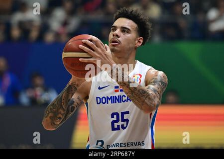 Quezon City, Philippinen. September 2023. Lester Quinones aus der Dominikanischen Republik Basketballmannschaft wird während des FIBA Männer Basketball WM 2023 Spiels zwischen der Dominikanischen Republik und Serbien im Araneta Coliseum in Quezon City gesehen. Endstand Serbien 112:79 Dominikanische Republik. Quelle: SOPA Images Limited/Alamy Live News Stockfoto