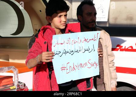 (190105) -- SANAA, 5. Januar 2019 -- Ein kranker Junge hält Ein Banner, während er auf die Ankunft des UN-Sondergesandten für den Jemen Martin Griffiths am internationalen Flughafen von Sanaa, Jemen, am 5. Januar 2019 wartet. Martin Griffiths kam am Samstag in der von Rebellen gehaltenen Hauptstadt Sanaa an, um den zerbrechlichen Waffenstillstand in der jemenitischen Hafenstadt Hodeidah zu festigen. Es war der zweite Besuch von Griffiths in Sanaa in einem Monat, als die Vereinten Nationen auf einen Friedensprozess im Jemen drängten, um fast vier Jahre verheerenden Krieges zu beenden, der die arabische Nation mit mehr als 20 Millionen Menschen an den Rand der Hungersnot getrieben hat. ) JEMEN- Stockfoto