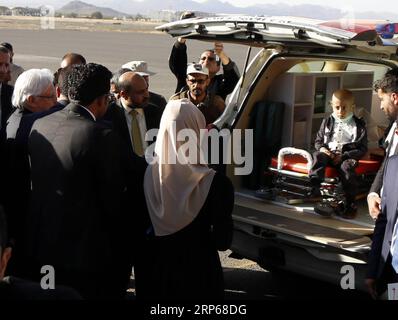 (190105) -- SANAA, 5. Januar 2019 -- UN-Sondergesandter für den Jemen Martin Griffiths besucht kranke Kinder mit Krebs und Leukämie bei seiner Ankunft auf dem internationalen Flughafen von Sanaa, Jemen, am 5. Januar 2019. Martin Griffiths kam am Samstag in der von Rebellen gehaltenen Hauptstadt Sanaa an, um den zerbrechlichen Waffenstillstand in der jemenitischen Hafenstadt Hodeidah zu festigen. Es war der zweite Besuch von Griffiths in Sanaa in einem Monat, als die Vereinten Nationen auf einen Friedensprozess im Jemen drängten, um fast vier Jahre verheerenden Krieges zu beenden, der die arabische Nation mit mehr als 20 Millionen Menschen an den Rand der Hungersnot getrieben hat. ) Stockfoto