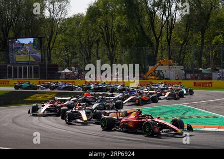 Monza, Italien. September 2023. Carlos Sainz aus Spanien, der die Scuderia Ferrari SF-23 (55) fährt, führt 2023 am 3. September 2023 in Monza, Italien, beim Großen Preis von Pirelli in der Formel 1 an der 1. Kurve an. Credit: Luca Rossini/E-Mage/Alamy Live News Credit: Luca Rossini/E-Mage/Alamy Live News Stockfoto