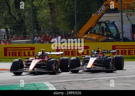 Monza, Italien. September 2023. Carlos Sainz aus Spanien fuhr den (55) Scuderia Ferrari SF-23 und Max Verstappen aus den Niederlanden, der den (1) Oracle Red Bull Racing RB19 während des Formel 1 Pirelli Grand Prix 2023 am 3. September 2023 in Monza, Italien, fuhr. Credit: Luca Rossini/E-Mage/Alamy Live News Credit: Luca Rossini/E-Mage/Alamy Live News Stockfoto