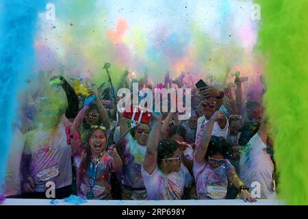 (190106) -- PASAY CITY, 6. Januar 2019 -- Läufer werfen verschiedenfarbiges Pulver, während sie am 2019 Color Manila Run in Pasay City, südlich von Manila, Philippinen, am 6. Januar 2019 teilnehmen. Tausende von Menschen nahmen an dem jährlichen Spaßlauf Teil, der einen gesünderen Lebensstil fördern sollte. ) PHILIPPINEN-MANILA-PASAY CITY-COLOR-LAUF ROUELLEXUMALI PUBLICATIONXNOTXINXCHN Stockfoto
