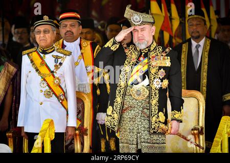 (190106) -- KUALA LUMPUR, 6. Januar 2019 -- das am 17. Juli 2018 aufgenommene Aktenfoto zeigt den malaysischen König Sultan Muhammad V. (R, Front), der die königliche Ehrenwache während der Eröffnungszeremonie des parlaments in Kuala Lumpur, Malaysia, überprüft. Der malaysische König Sultan Muhammad V. trat am Sonntag zurück, nachdem er mehr als zwei Jahre lang als zeremonieller oberster Staatschef des Landes gedient hatte. MALAYSIA-KÖNIG MUHAMMAD V-RESIGN ChongxVoonxChung PUBLICATIONxNOTxINxCHN Stockfoto