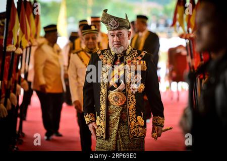(190106) -- KUALA LUMPUR, 6. Januar 2019 -- das Aktenfoto vom 17. Juli 2018 zeigt, wie der malaysische König Sultan Muhammad V. im parlament in Kuala Lumpur, Malaysia, eintrifft. Der malaysische König Sultan Muhammad V. trat am Sonntag zurück, nachdem er mehr als zwei Jahre lang als zeremonieller oberster Staatschef des Landes gedient hatte. MALAYSIA-KÖNIG MUHAMMAD V-RESIGN ChongxVoonxChung PUBLICATIONxNOTxINxCHN Stockfoto