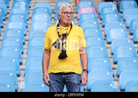 Arnhem, Niederlande. September 2023. ARNHEM, NIEDERLANDE - 3. SEPTEMBER: Fan von Vitesse während des niederländischen Eredivisie-Spiels zwischen Vitesse und AZ Alkmaar im Stadion Gelredome am 3. September 2023 in Arnhem, Niederlande. (Foto von Ben Gal/Orange Pictures) Credit: Orange Pics BV/Alamy Live News Stockfoto