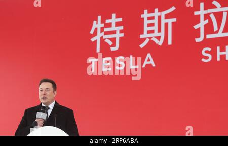 190107 -- SHANGHAI, 7. Januar 2019 Xinhua -- Tesla CEO Elon Musk spricht bei der Spatenstich-Zeremonie der Tesla Shanghai Gigafactory in Shanghai, Ostchina, 7. Januar 2019. Der US-amerikanische Automobilhersteller Tesla Inc. Hat am Montag mit seiner Fabrik in Shanghai begonnen und als erster von einer neuen Politik profitiert, die es ausländischen Automobilherstellern ermöglicht, hundertprozentige Tochtergesellschaften in China zu gründen. Das neue Werk, Teslas erstes außerhalb der USA, befindet sich in der Gegend von Lingang, einem High-End-Fertigungspark im Südosten des Hafens von Shanghai. Er ist mit einer jährlichen Kapazität von 500.000 Elektroautos ausgelegt. Tesla Signe Stockfoto