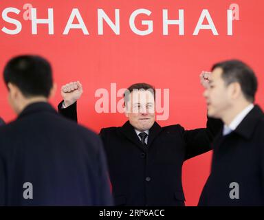 (190107) -- SHANGHAI, 7. Januar 2019 (Xinhua) -- Tesla CEO Elon Musk (C) nimmt am 7. Januar 2019 an der Spatenstich-Zeremonie der Tesla Shanghai Gigafactory in Shanghai, Ostchina, Teil. Der US-amerikanische Automobilhersteller Tesla Inc. Hat am Montag mit seiner Fabrik in Shanghai begonnen und als erster von einer neuen Politik profitiert, die es ausländischen Automobilherstellern ermöglicht, hundertprozentige Tochtergesellschaften in China zu gründen. Das neue Werk, Teslas erstes außerhalb der USA, befindet sich in der Gegend von Lingang, einem High-End-Fertigungspark im Südosten des Hafens von Shanghai. Er ist mit einer jährlichen Kapazität von 500.000 Elektroautos ausgelegt. Tesla Stockfoto