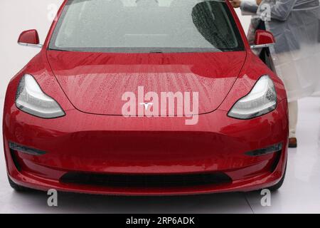 (190107) -- SHANGHAI, 7. Januar 2019 (Xinhua) -- Ein Tesla Model 3 wird beim Spatenstich der Tesla Shanghai Gigafactory in Shanghai, Ostchina, 7. Januar 2019 ausgestellt. Der US-amerikanische Automobilhersteller Tesla Inc. Hat am Montag mit seiner Fabrik in Shanghai begonnen und als erster von einer neuen Politik profitiert, die es ausländischen Automobilherstellern ermöglicht, hundertprozentige Tochtergesellschaften in China zu gründen. Das neue Werk, Teslas erstes außerhalb der USA, befindet sich in der Gegend von Lingang, einem High-End-Fertigungspark im Südosten des Hafens von Shanghai. Er ist mit einer jährlichen Kapazität von 500.000 Elektroautos ausgelegt. Tesla Stockfoto