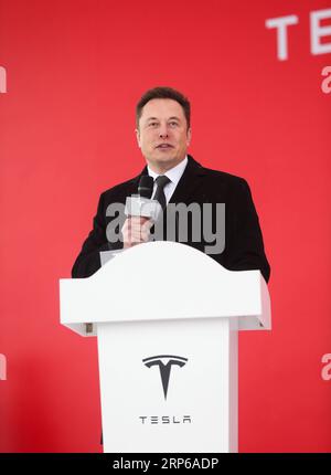 190107 -- SHANGHAI, 7. Januar 2019 Xinhua -- Tesla CEO Elon Musk spricht bei der Spatenstich-Zeremonie der Tesla Shanghai Gigafactory in Shanghai, Ostchina, 7. Januar 2019. Der US-amerikanische Automobilhersteller Tesla Inc. Hat am Montag mit seiner Fabrik in Shanghai begonnen und als erster von einer neuen Politik profitiert, die es ausländischen Automobilherstellern ermöglicht, hundertprozentige Tochtergesellschaften in China zu gründen. Das neue Werk, Teslas erstes außerhalb der USA, befindet sich in der Gegend von Lingang, einem High-End-Fertigungspark im Südosten des Hafens von Shanghai. Er ist mit einer jährlichen Kapazität von 500.000 Elektroautos ausgelegt. Tesla Signe Stockfoto