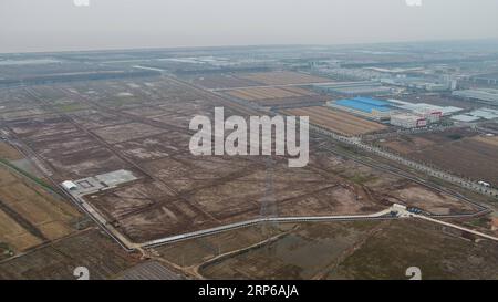 (190107) -- SHANGHAI, 7. Januar 2019 (Xinhua) -- Luftaufnahme, aufgenommen am 3. Januar 2018, zeigt einen Landstrich für Tesla Shanghai Gigafactory im Lingang-Gebiet in Shanghai, Ostchina. (Xinhua/Ding Ting) Xinhua-Schlagzeilen: Tesla bricht in Shanghai auf Gigafactory auf Stockfoto