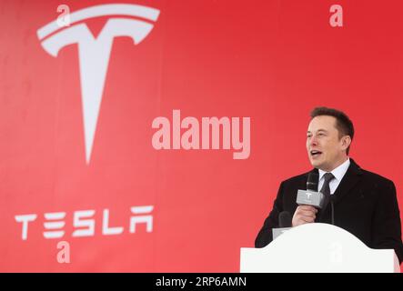 (190107) -- SHANGHAI, 7. Januar 2019 (Xinhua) -- Tesla-CEO Elon Musk spricht bei der Spatenstiftung des Tesla Shanghai Gigafactory in Shanghai, Ostchina, 7. Januar 2019. (Xinhua/Ding Ting) Xinhua-Schlagzeilen: Tesla bricht in Shanghai auf Gigafactory auf Stockfoto