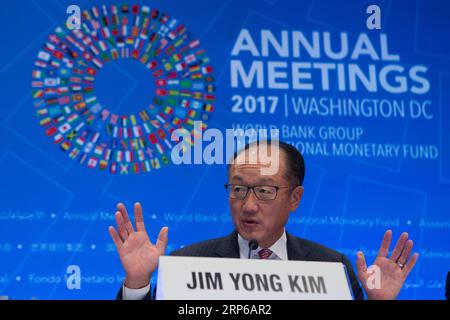 (190108) -- PEKING, 8. Januar 2019 -- Aktenfoto vom 12. Oktober 2017 zeigt, wie der Präsident der Weltbank-Gruppe (WBG) Jim Yong Kim an einer Pressekonferenz der Jahrestagungen des Internationalen Währungsfonds und der Weltbank 2017 in Washington D.C., den Vereinigten Staaten, teilnimmt. Kim kündigte am 7. Januar 2019 an, dass er seine Position nach mehr als sechs Jahren bei der internationalen Kreditinstitution niederlegen wird. Weltbank-CEO Kristalina Georgieva wird die Rolle der Interimspräsidentin zum 1. Februar übernehmen, sagte die Weltbank in einer Erklärung. Kims Amtszeit sollte am 30. Juni 2022 ablaufen. Ting Shen) WORL Stockfoto