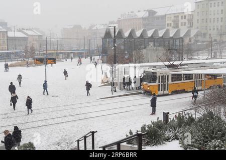 (190108) -- BUDAPEST, 8. Januar 2019 -- Menschen warten bei einem Schneefall in Budapest, Ungarn, am 8. Januar 2019 an einer Straßenbahnstation. Starke Schneefälle in Ungarn haben den Luft- und Straßenverkehr gestört oder sogar gelähmt, so offizielle Quellen hier am Dienstag. ) UNGARN-BUDAPEST-SNOW AttilaxVolgyi PUBLICATIONxNOTxINxCHN Stockfoto